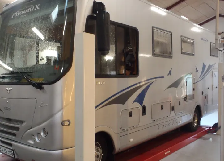 Phoenix-autocamper på liften