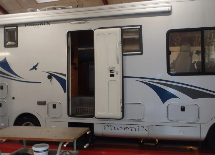 Phoenix-autocamper inde i værkstedet