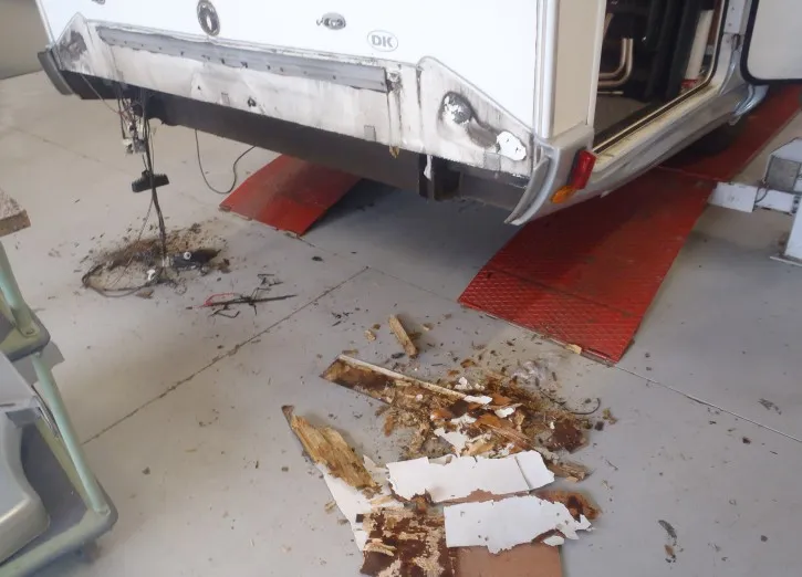 Front på campingvogn afmonteret, og råddent træ fjernet