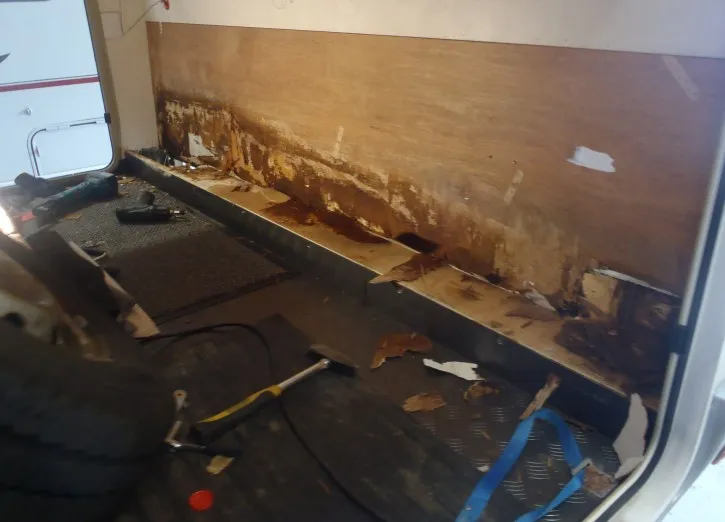 Fugtskadet væg og gulv under reparation