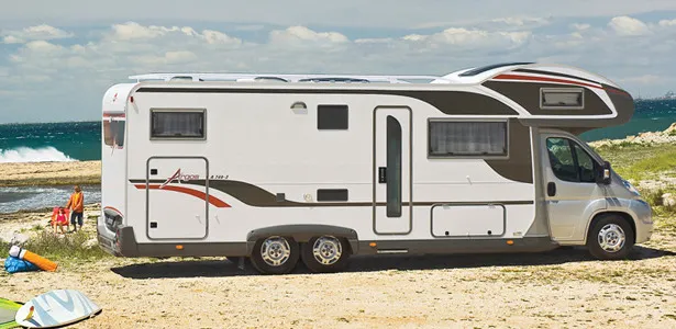 Autocamper parkeret ved stranden