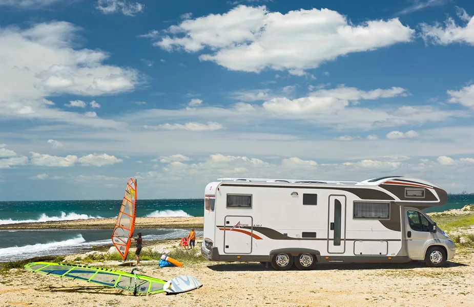 Autocamper parkeret ved stranden en solrig dag