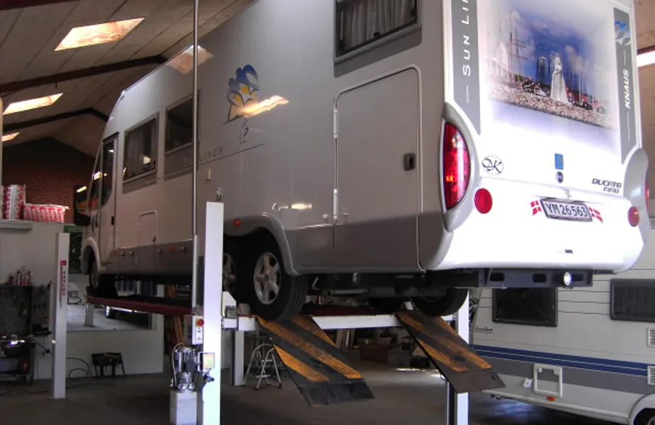 Autocamper på liften i værkstedet